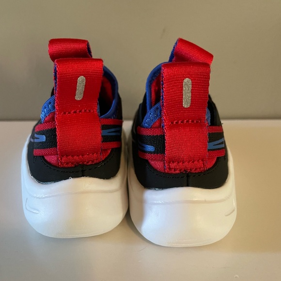 Nike Toddler Black and Red Shoes. Size 5 - Picture 3 of 11